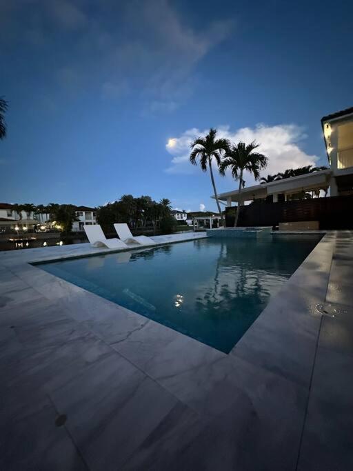 Lovers Cove Tamiami Luaran gambar